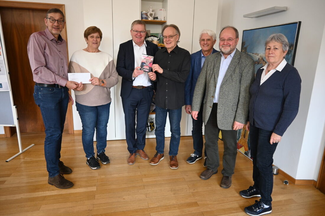 Amberg. OB Michael Cerny überreicht der Amberger Chorgemeinschaft 1.000 Euro; auch das Ensemble Vocal erhält 1.000 Euro. Der Erlös stammt aus dem Festkonzert zum 60-jährigen Jubiläum am 19. Oktober 2025.