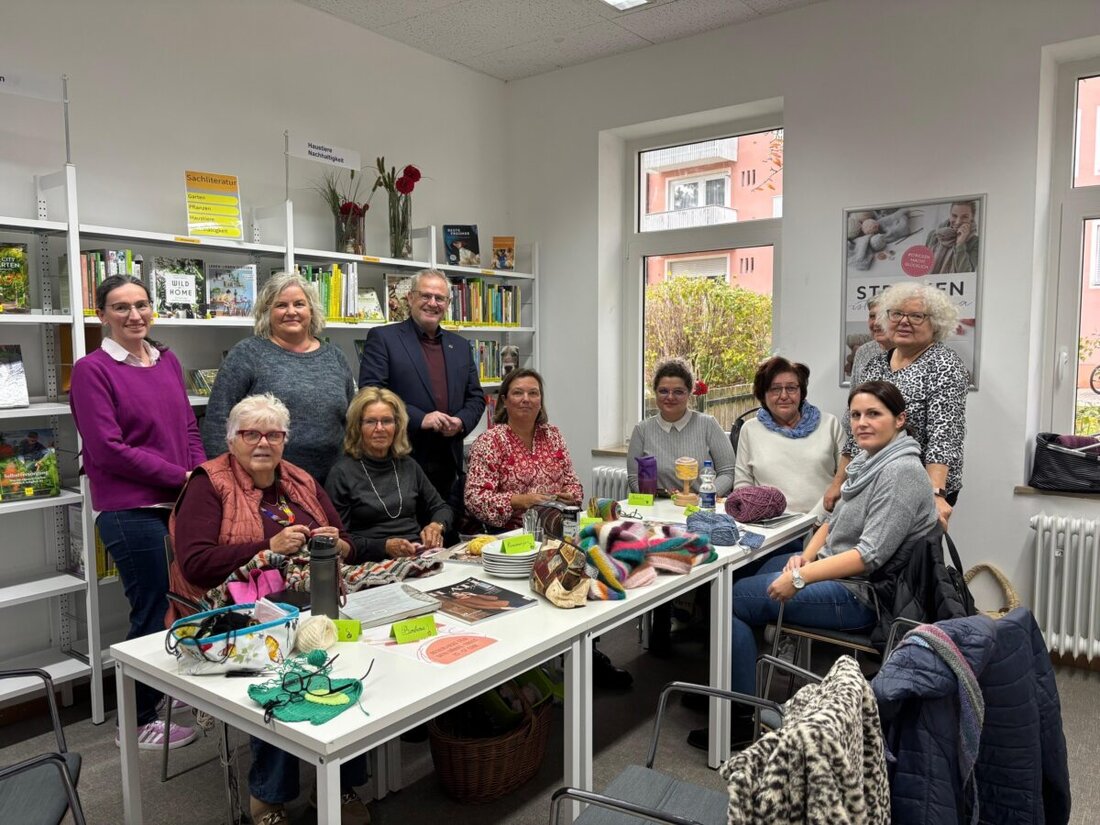 Schwandorf. In der Stadtbibliothek trifft sich alle zwei Wochen ein Strick- und Häkeltreff der vhs, bei dem Ideen, Wolle und Tipps geteilt werden. Nun schaute Oberbürgermeister Andreas Feller vorbei und lobte die kreative Runde.