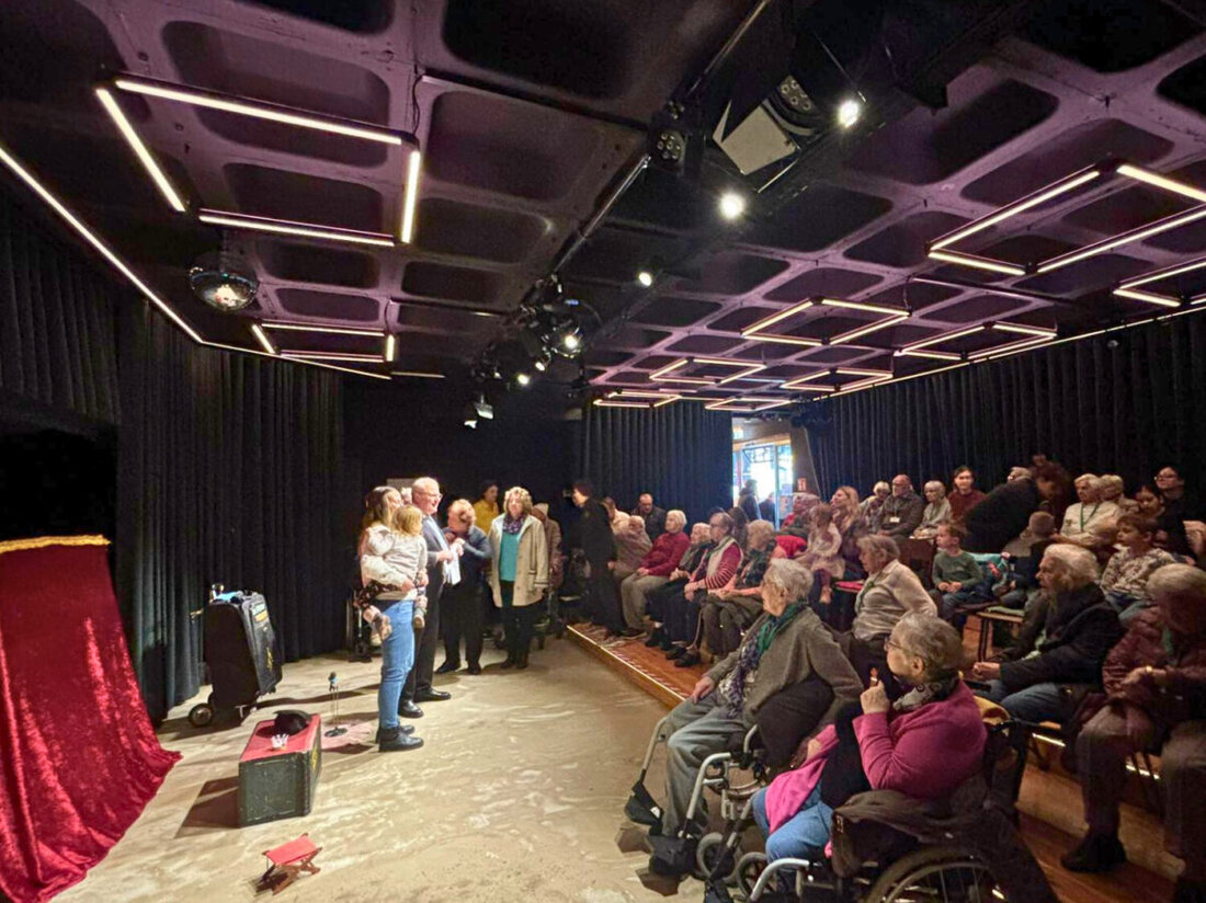 Schwandorf. Oberbürgermeister Andreas Feller unterstützt einen vorweihnachtlichen Ausflug vom Kinderhaus Storchenwiese und dem Elisabethenheim ins Marionettentheater. Jung und Alt erleben dort gemeinsam Magie, Nähe und Freude.