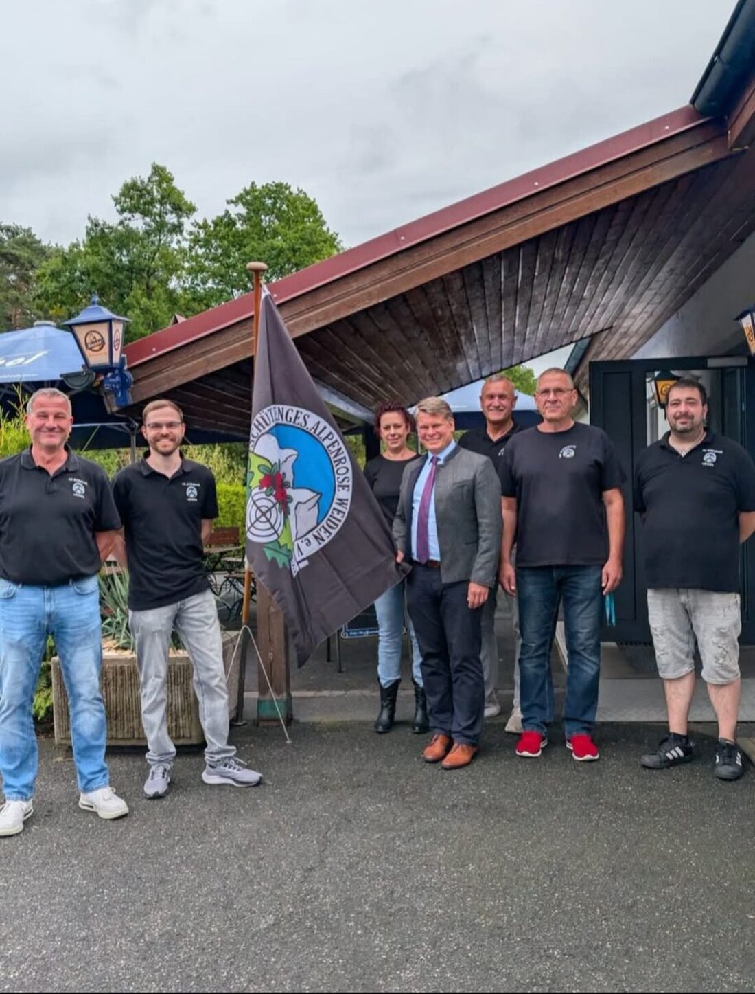 Weiden. Beim Tag der offenen Tür der Schützengesellschaft Alpenrose konnten Besucher verschiedene Disziplinen selbst ausprobieren. Auch Oberbürgermeister Benjamin Zeitler versuchte sich am Schießstand. Einige Gäste meldeten sich anschließend gleich zum Probeschießen an.