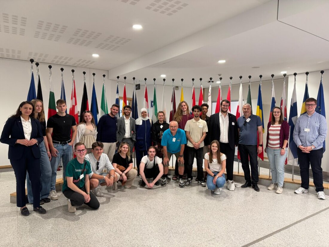 Brüssel/Regensburg. Der Bezirksjugendring Oberpfalz stellte sein Projekt „EUthentic Voice“ zur
Europawahl in Brüssel vor. Eingeladen zu einer viertägigen politischen Bildungsfahrt
hatte der Bayerische Jugendring (BJR).