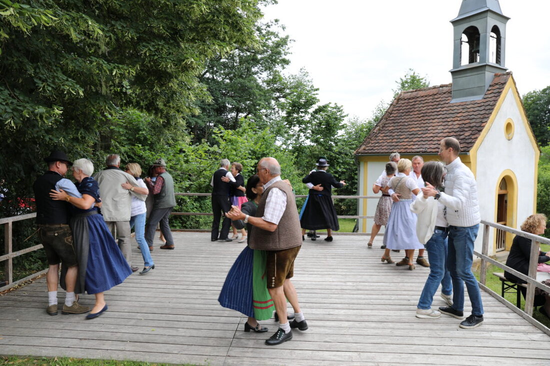 Neusath-Perschen. Im Freilandmuseum Oberpfalz steigt am 17. Mai der Tag der Oberpfälzer Volksmusik mit Singen, Tanzen und zwölf Gruppen auf fünf Bühnen. Beginn elf Uhr, gespielt bis 17 Uhr. Wegen Hitze verlegt vom Juli in den Mai.