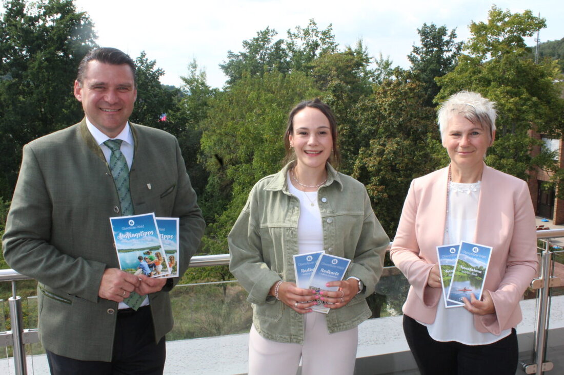 Nabburg. Drei überarbeitete Printprodukte zum Thema Radfahren, Ausflugstipps und Kanufahren im Oberpfälzer Wald wurden vorgestellt. Landrat Thomas Ebeling und das Tourismuszentrum präsentieren die kostenlosen Broschüren mit einer Gesamtauflage von 120.000.