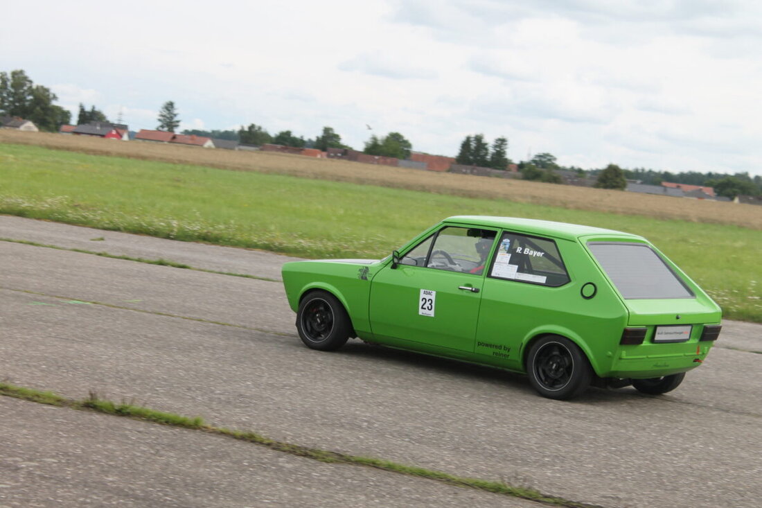 Speichersdorf. Der 7. Wertungslauf des OldtimerSlalomCup Oberfranken 2025 zeichnete sich durch hohe Teilnahme und starkes Abschneiden der Oberpfälzer aus. Jonah Terhar siegte, Weideners Detlef Deuerling und andere Oberpfälzer landeten in den Top-Platzierungen.