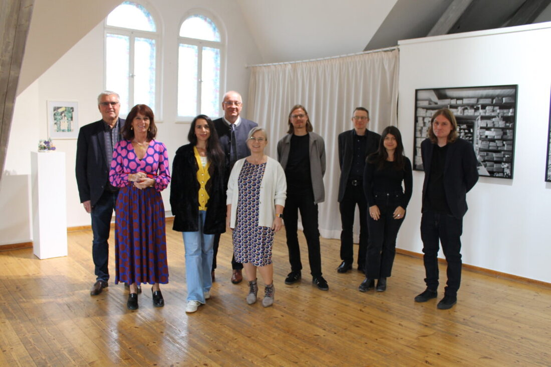 Schwandorf. Der Bezirk Oberpfalz präsentiert neue Kunstwerke in der Kebbelvilla, die von lokalen Künstlern geschaffen wurden. Die Ausstellung der "Sammlung Bezirk Oberpfalz" ist vom 17. November bis 15. Dezember 2024 im Künstlerhaus Schwandorf zu sehen.