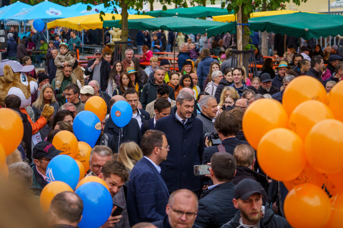 Tirschenreuth. Der Oberpfalztag 2025 lockte etwa 20.000 Besucher an, die Innovationskraft und kulturelle Vielfalt der Region in einem familienfreundlichen Rahmen erlebten. Highlights waren über 100 Aussteller, vielfältige Freizeitangebote und der Sieg Tirschenreuths in einer Stadtwette, welcher 2.500 Euro für einen sozialen Zweck einbrachte.