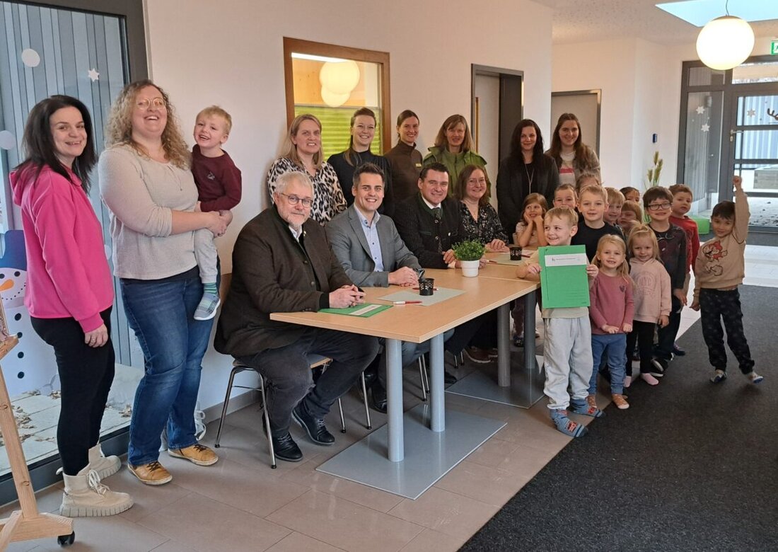 Oberviechtach. Das Kinderhaus Lieblingsplatz strebt die Auszeichnung "Naturpark-Kita" an, um Kinder früh an die Umwelt heranzuführe. Die Unterzeichnung der Kooperationsvereinbarung wurde am Dienstag besiegelt und von lokalen Würdenträgern unterstützt.