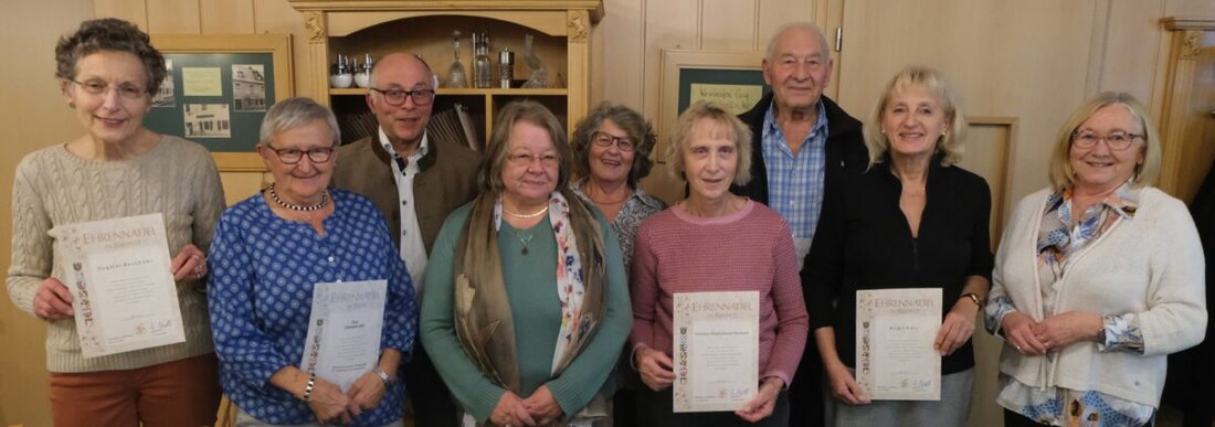 Floß. Bei der Jahreshauptversammlung ehrte der Obst- und Gartenbauverein treue Mitglieder mit Ehrennadeln. Bronze und Silber würdigen 15 und 25 Jahre Einsatz; die Gemeinschaft wächst weiter.