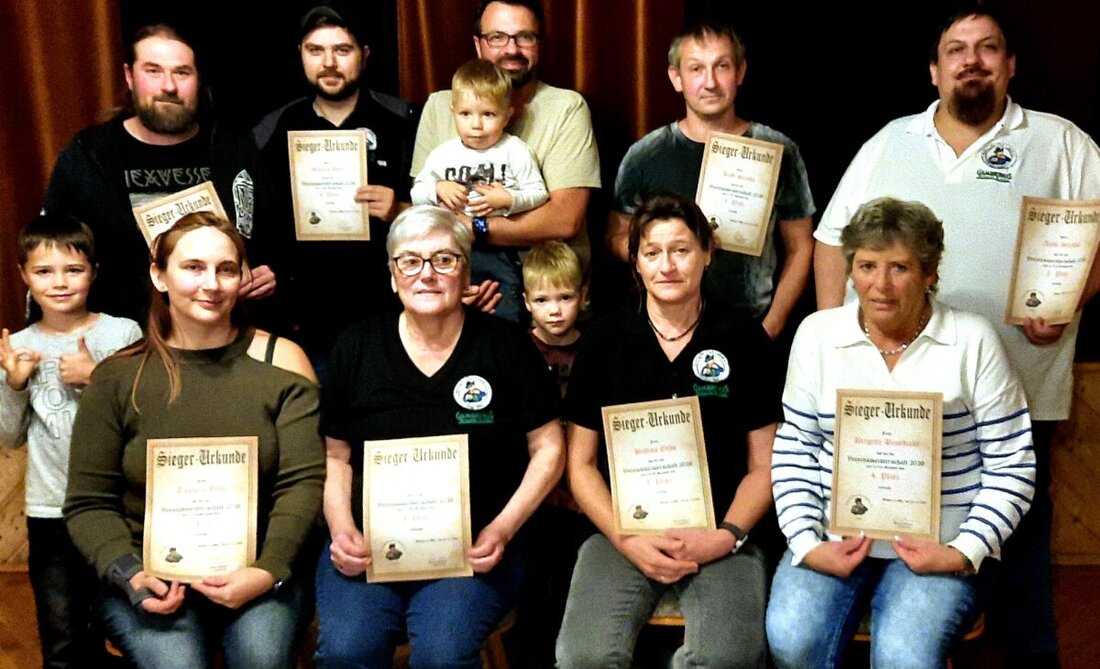 Weiden. Spannung und ruhige Hände prägten die Vereinsmeisterschaft des Schnupfer-Clubs Latsch in der Waldgaststätte Strehl: Bettina Ochs und Rudi Straka holten die Titel. Danach blickte die Versammlung mit Terminen in den Herbst.
