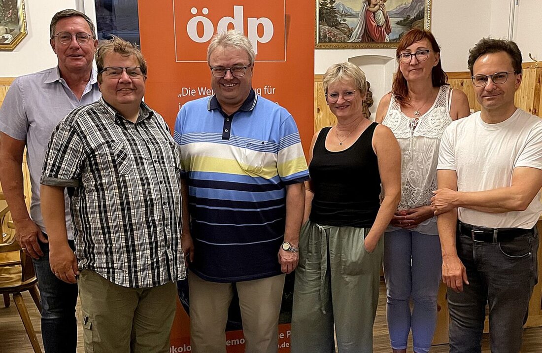 Weiden. Bei der Jahreshauptversammlung des ÖDP-Kreisverbands wurde Christian Wallmeyer erneut zum Kreisvorsitzenden gewählt und die Abhängigkeit von fossilen Energien als Krisenverschärfer thematisiert. Die Versammlung sammelte zudem Ideen für die Kommunalwahl 2026 und plant eine Führung durch das Wasserkraftwerk Kallmünz.