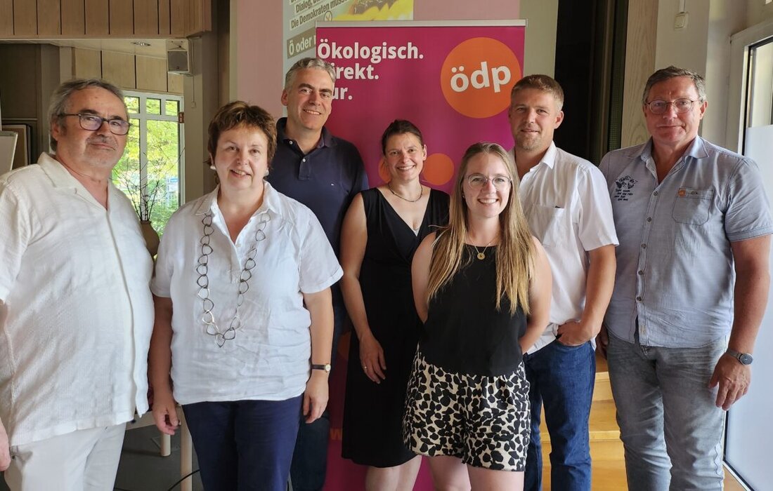 Augsburg. Mit klaren Worten, lebhafter Diskussion und sichtbarem Engagement trat die Ökologisch-Demokratische Partei (ÖDP) am Samstag zu ihrem kleinen Parteitag in Augsburg zusammen. Aus der gesamten Oberpfalz – von Weiden über Amberg und Schwandorf bis nach Regensburg und Neumarkt – waren Delegierte angereist. Die Kreisverbände zeigten Flagge, der Saal war bis auf den letzten Platz gefüllt.