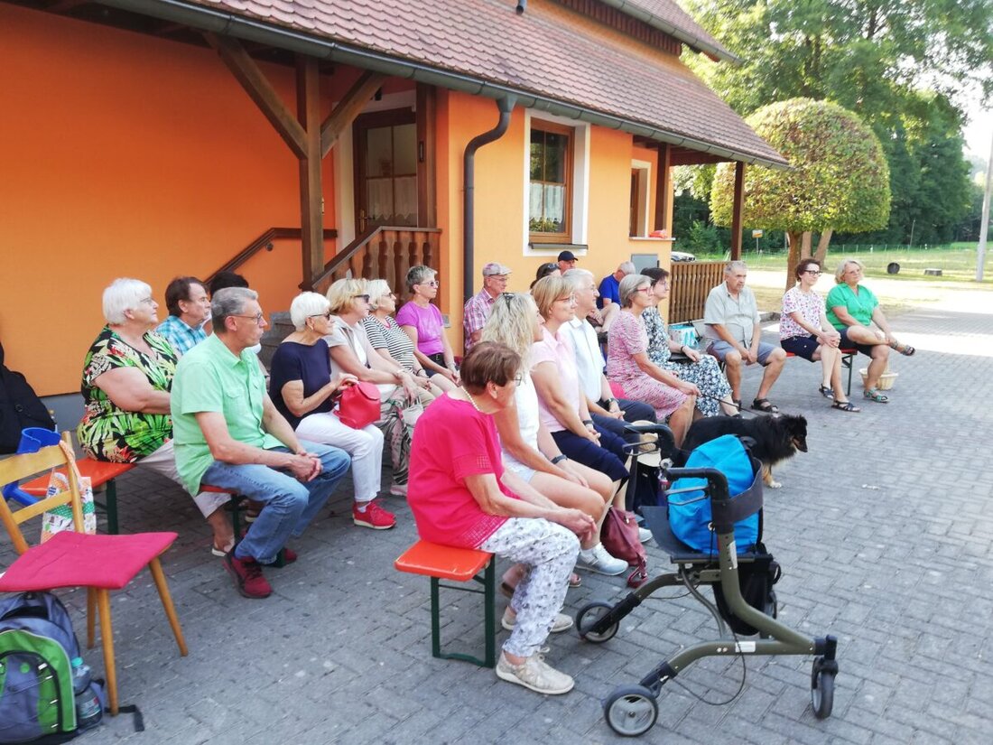 Ahornberg. Am 15. August trafen sich evangelische und katholische Christen zu einer ökumenischen Wanderandacht unter dem Motto 'AN-GEH-DACHT – Orte, wo ich Gott erfahren kann'. Es ging über Feuerwehr, Kapelle und Wald.
