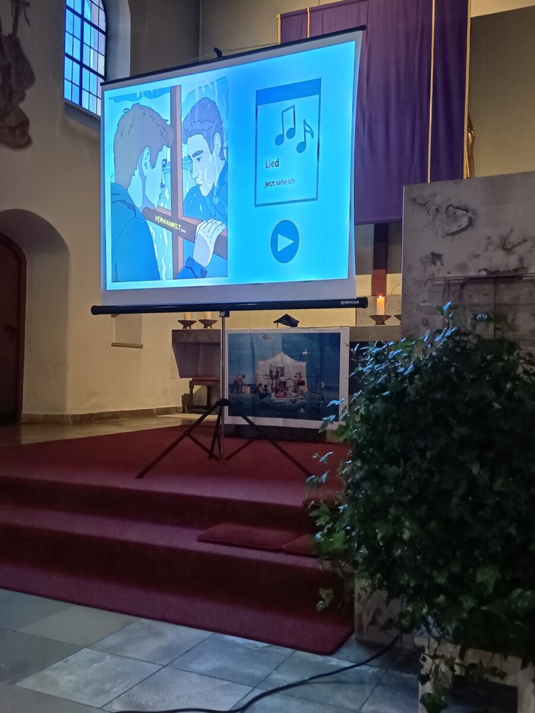 Immenreuth. Rund 35 Gläubige kamen am Sonntag, 22. März, in der Herz-Jesu-Kirche zum ökumenischen Jugendkreuzweg zusammen. Das Leitwort „dahinter. Tiefer sehen, weiter gehen“ lud zum Innehalten ein und verband Hoffnung und Vertrauen.