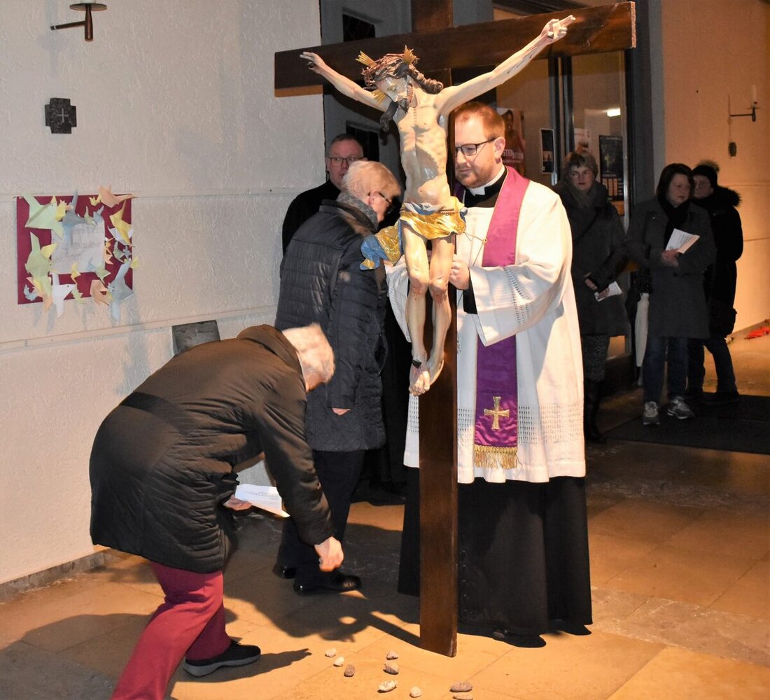 Grafenwöhr. Auf einen Kreuzweg im Freien wurde wegen des schlechten Wetters verzichtet. Aber dafür gingen die Gläubigen den Kreuzweg in der Friedenskirche.