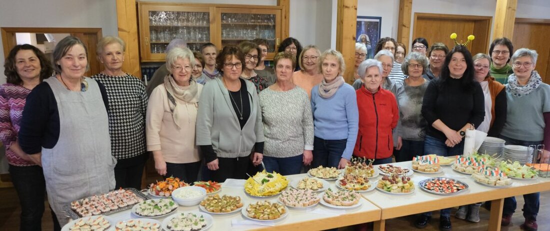 Floß. Evangelischer und katholischer Frauenbund kochten an Fasching gemeinsam im Gemeindehaus. Kursleiterin Erika Brandl servierte süßes und deftiges Fingerfood; nächstes Treffen am Freitag, 6. März, 14 Uhr.