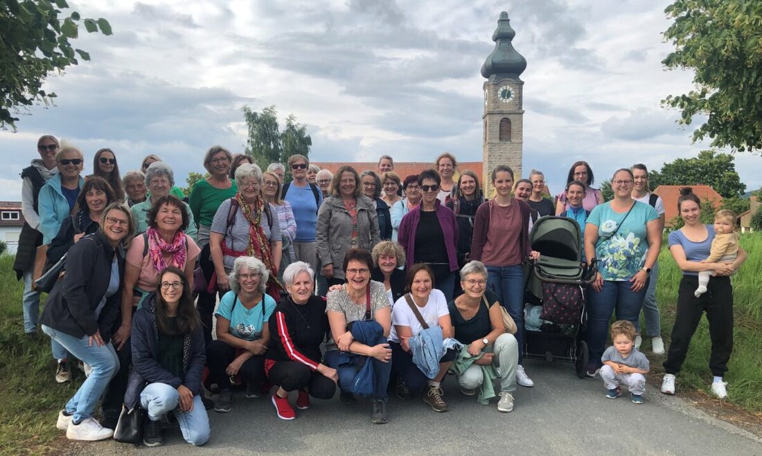 Floß. Das ökumenische Sommerfest der Frauenbünde in Floß fand im "Bärnstüberl" in Würzelbrunn statt und verzeichnete einen Besucherrekord. Die Veranstaltung, organisiert vom Evangelischen Frauenbund, glänzte mit kulinarischen Genüssen und kulturellen Beiträgen.