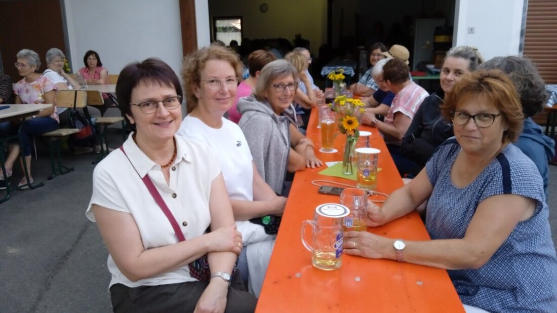 Floß. Im idyllischen Bärnstüberl in Würzelbrunn feierten der katholische und der evangelische Frauenbund ein gelungenes ökumenisches Sommerfest mit üppigem Büfett, Akkordeonklängen von Helmy aus Weiden und einem warmen Juliabend.