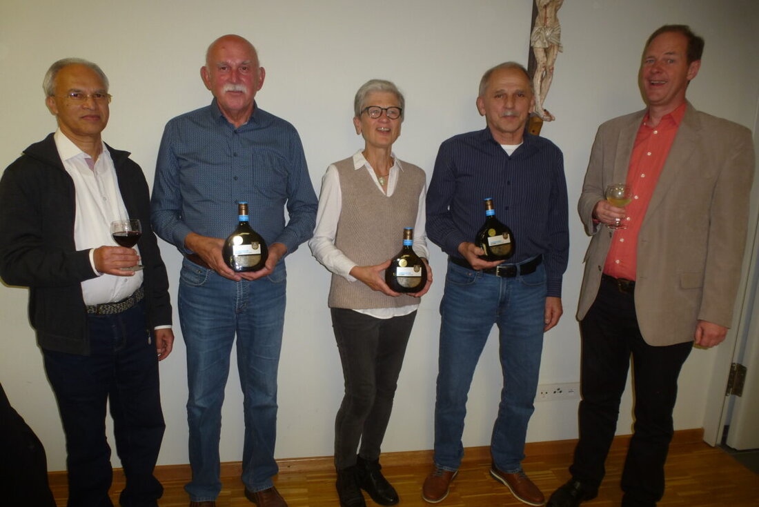 Kaltenbrunn. Das Weinfest im Pfarrheim St. Martin am 2. Oktober war gut besucht und bot fünf Weine, Lieder und Witze, der Erlös unterstützt den Simultan-Friedhof und Helfer seit 2009 wurden geehrt.