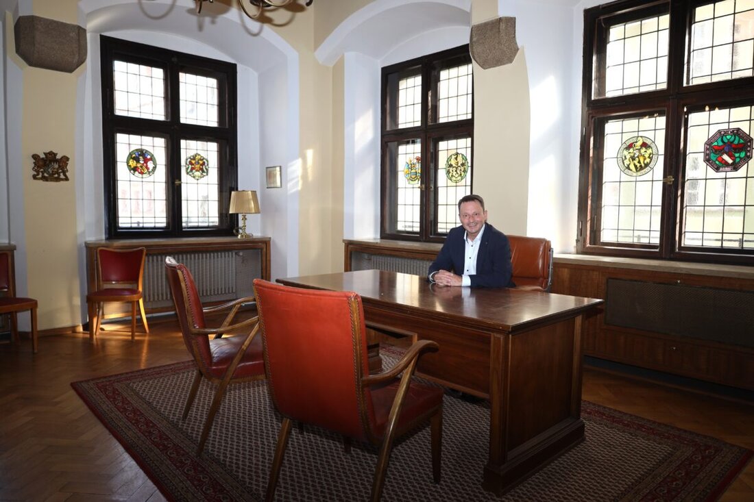 Weiden. Oberbürgermeister Jens Meyer lädt am Mittwoch, 12. November, von 11.30 Uhr bis 13 Uhr zur offenen Bürgersprechstunde ins ehemalige Amtszimmer des Alten Rathauses. Damit öffnet das historische Zimmer für Bürger und Gäste.