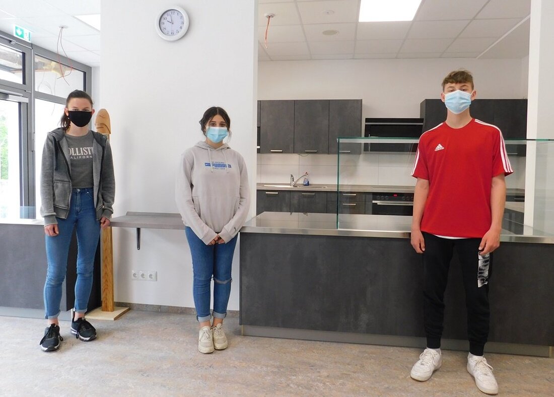 Altenstadt/WN. Die neue Mensa in der Mittelschule Altenstadt ist fertig. Ab jetzt wird hier gespeist und gelernt.  Die Umbau- und Renovierungsarbeiten der Mittelschule in Altenstadt/WN waren umfangreich, im Zuge dessen [&hellip;]