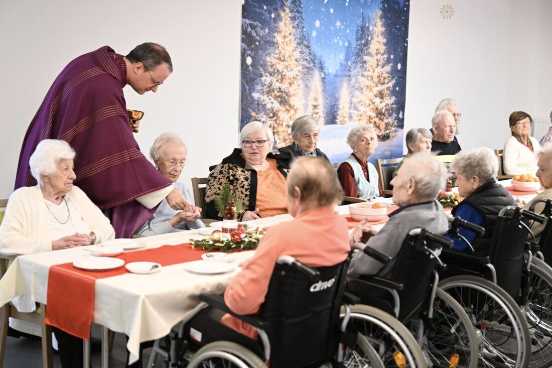 Weiden. Der Caritas-Diözesanverband feiert in seinen Alten- und Pflegeeinrichtungen mit den  Bewohnern stimmungsvolle Adventsgottesdienste. Der Caritasvorsitzende Domkapitular Michael Dreßel zelebrierte die Eucharistiefeier in St. Konrad.