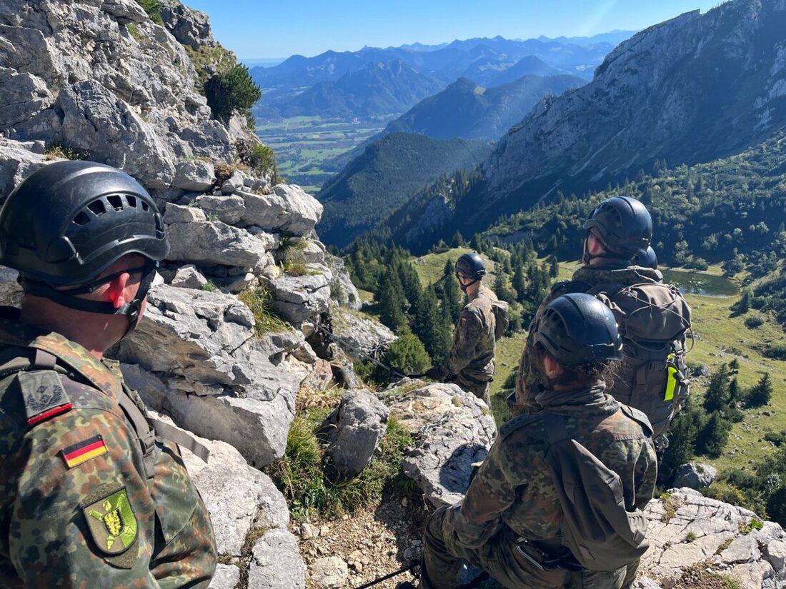 Weiden. Das Offizierskorps des Panzerartilleriebataillons 131 verlegte für eine Ausbildungswoche ins Mangfallgebirge und verband Klettern und Rafting mit Teamarbeit und politischer Bildung in Obersalzberg und auf der Herreninsel.