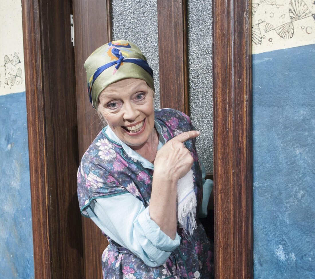 Amberg. Am Samstag, den 15. November 2025 gastiert um 19.30 Uhr das Ohnsorg-Theater Hamburg mit der Komödie „Tratsch im Treppenhaus“ von Jens Exler im Stadttheater Amberg.