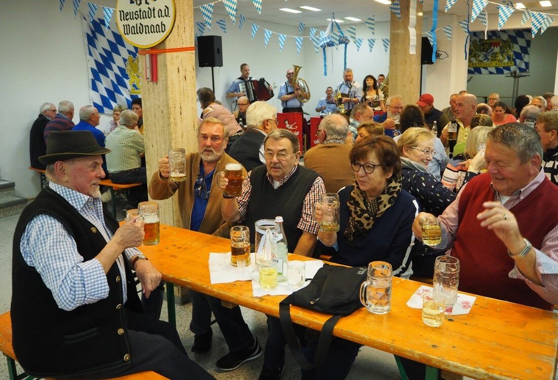 Neustadt/WN. Es war wieder einmal eine neue, tolle Idee der Neustädter Bürgerwehr: Oktoberfest beim Grader. Dabei dienten die ehemaligen Verkaufsräume der Firma Eisen Grader als Veranstaltungsraum – und die Idee [&hellip;]