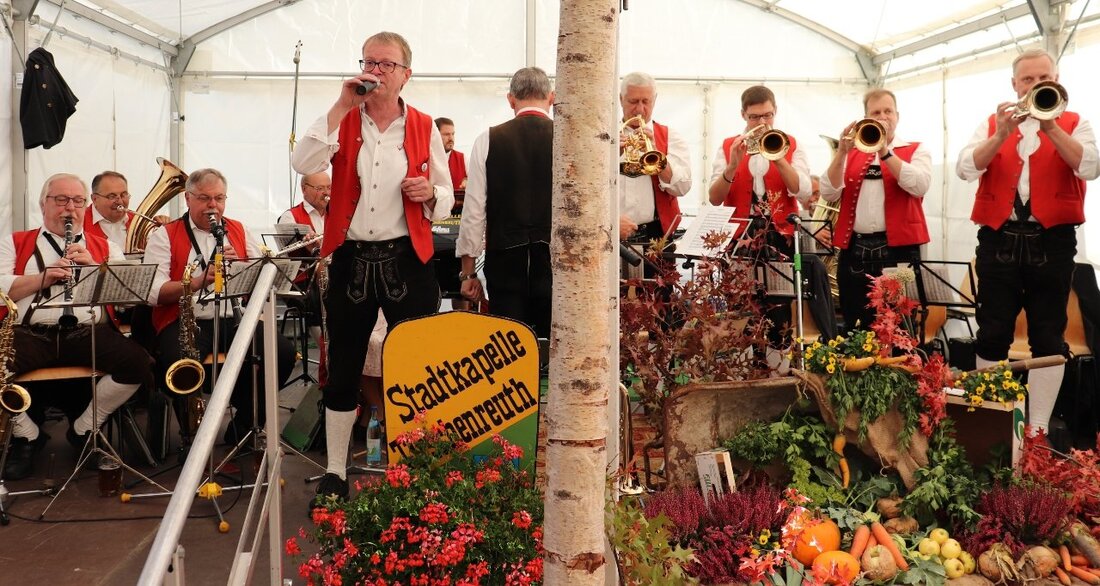 Tirschenreuth. “O’zapft is” auf dem Oktoberfest in München. Zünftig wird’s auch im Fischhofpark: Dort bereiten sich die Tirschenreuther auf ihr eigenes Oktoberfest vor!  Kaum ist der cooltour-Sommer vorbei, lädt der [&hellip;]