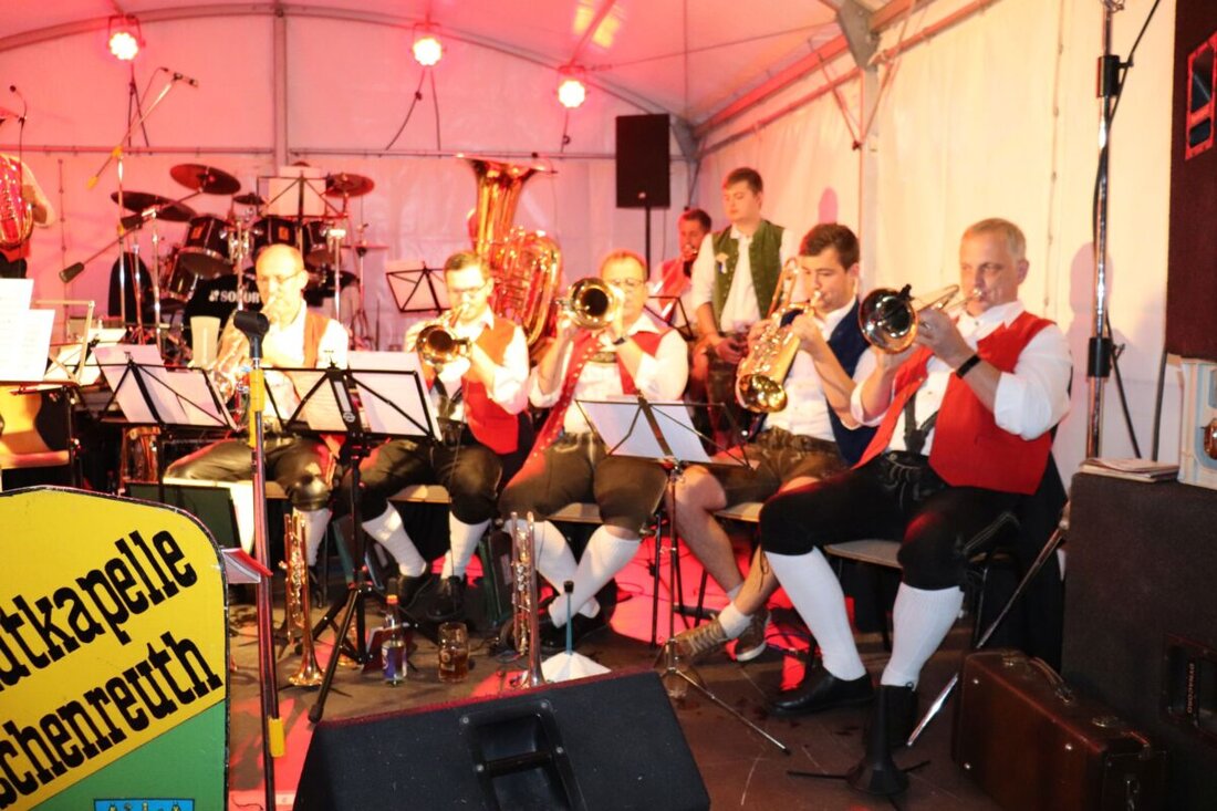 Tirschenreuth. Am 13. und 14. September steigt im Fischhofpark das Oktoberfest mit Messe, Bieranstich und Musik von Stadtkapelle, Max Haberkorn, Falkenberger Karpfenmusik und der Band Bändscheibe.