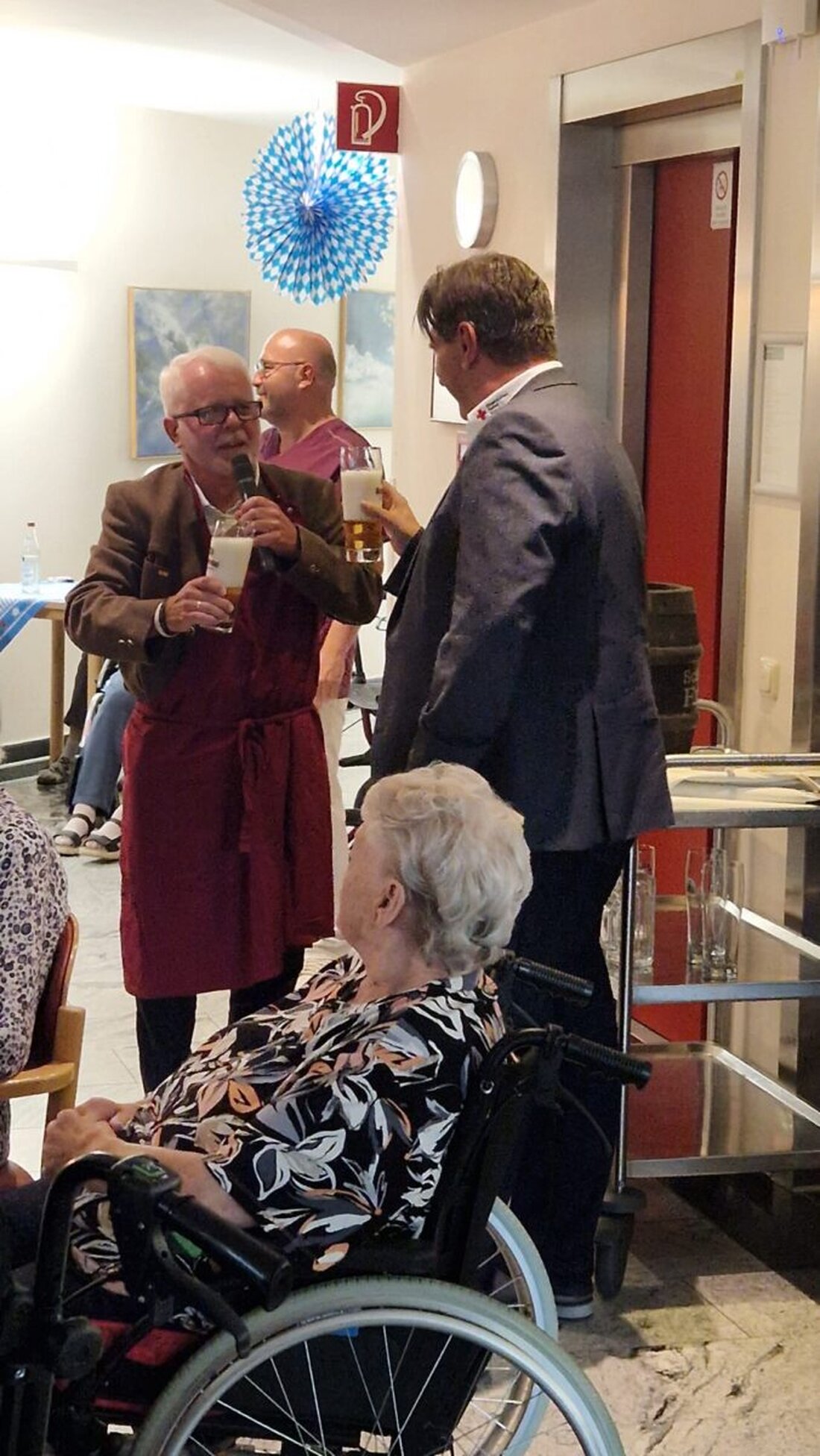 Weiden. Im BRK-Seniorenheim herrschte beim traditionellen Oktoberfest beste Feierlaune: Rund 70 Seniorinnen und Senioren sowie Gäste genossen Musik der Stadtkapelle Weiden. Den Fassanstich übernahm Ex-Heimleiter Ludwig Kreutzer.