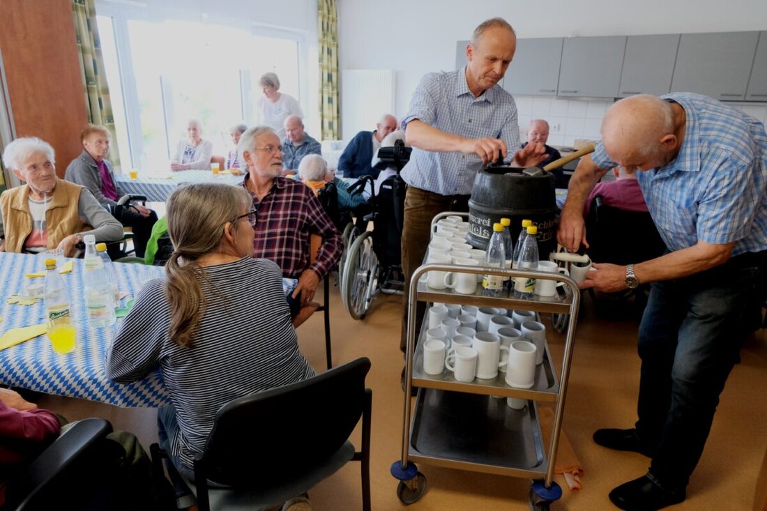 Floß. Im Seniorenheim Am Reiserwinkel feierten Bewohner, Personal und Gäste ein fröhliches Oktoberfest mit Musik, Tanz, Anzapfen durch Karl Bamler sowie Kaffee, Kuchen und Leberkäs.