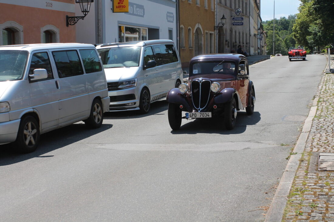 Pleystein. Die 26. Internationale Sascha-Kolowrat-Oldtimer-Rallye zog sich am Samstag, 20. Juni, wegen der Hitze in die Länge. Für den Marktplatz war 14.15 Uhr bis 15 Uhr angesetzt, doch bis 15.30 Uhr kamen nur wenige Fahrzeuge.