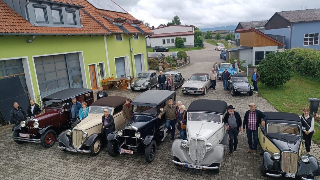 Eslarn. Oldtimer-Enthusiasten trafen sich bei den Füßls in Eslarn, um besondere Autos zu bewundern und mehr über Automobilgeschichte zu lernen. Highlights waren die Besichtigung eines Bierkellers und Fachgespräche über historische Automarken.