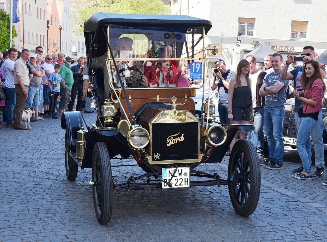 Weiden. Bei bestem Wetter ruckelten 151 Autos und Motorräder durch die Weidener Innenstadt: Das größte Oldtimer-Ttreffen der Oberpfalz lockte auch zahlreiche Besucher an.  Von Jürgen Wilke Der Automobil-Touringclub im AvD [&hellip;]