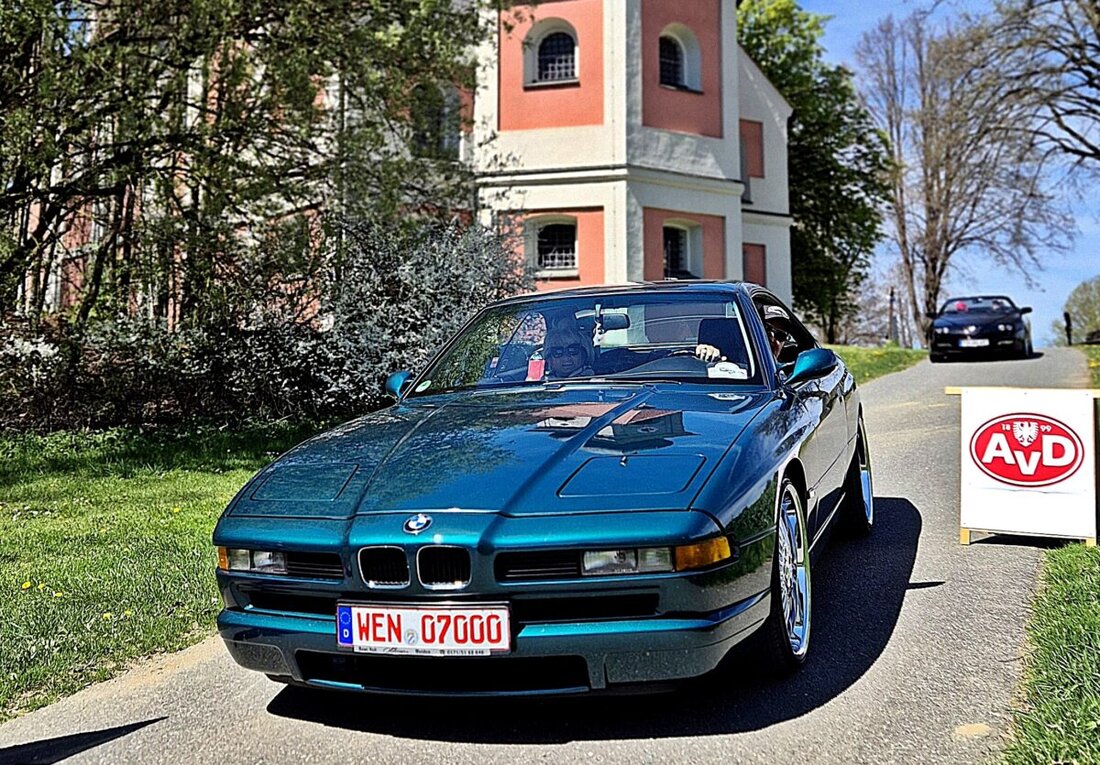 Weiden. Mit einer Frühjahrsausfahrt ins Stiftland eröffnete die Oldtimergruppe des ATC im AvD ihre Saison. Vom Clubbüro gestartet, rollten 30 Fahrzeuge, darunter ein BMW-Motorrad, über malerische Stationen und feierten Gemeinschaft.