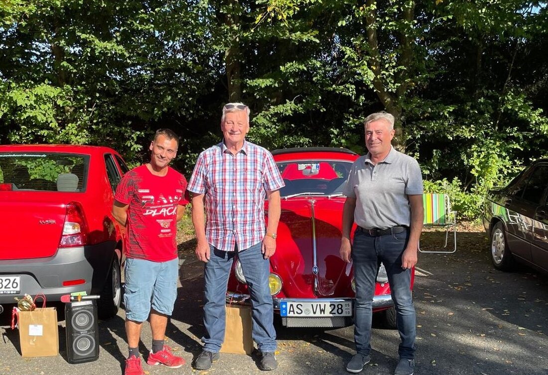 Eslarn. Ein zweitägiges Oldtimertreffen am Atzmannsee lockte mit bis zu 100 Fahrzeugen und rund 400 Besuchern, Höhepunkte waren Geschicklichkeitsspiele und ein Karaoke-Wettbewerb. Die Gewinner der Veranstaltung waren ein Audi 80, ein VW-Käfer und ein US-DeSoto, das älteste Fahrzeug war ein Ford von 1930.