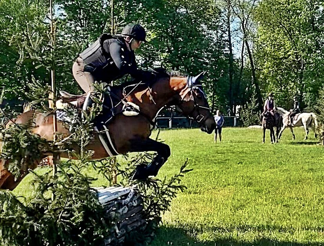 Weiden. Ein Hauch von Olympia wehte kürzlich über die Anlage des Reitclubs Weiden am Schwedentisch. Dr. Annette Wyrwoll, Olympiareiterin und Fachtierärztin für Pferde, leitete einen Vielseitigkeitslehrgang, der Reiterinnen, Reiter und Zuschauer gleichermaßen fesselte.