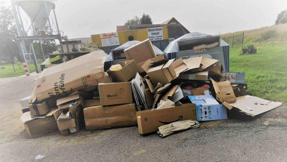 Eslarn. Der Online-Handel führt zu überfüllten Abfallcontainern, besonders für Kartonagen, was den Abfalldienst des Landkreises Neustadt fordert. Bei Überfüllung dürfen Bürger ihre Kartons nicht neben die Container stellen; Nichtbeachtung kann Bußgelder nach sich ziehen.