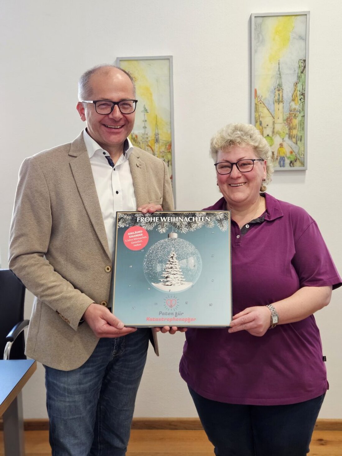 Kemnath. Ein Charity-Adventskalender unterstützt mit feinster Lindt-Schokolade und täglichen Gewinnen Menschen nach Flutkatastrophen. Die Stadt hilft, Auflage in der Oberpfalz: 200 Stück, Preis: 23 Euro.