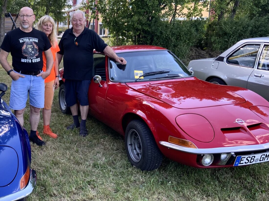 Oberbibrach. Beim elften Opeltreffen in der Biberbach-Aue versammelten sich über 200 Autos aus ganz Deutschland und dem benachbarten Ausland. Opelfans zeigten stolz ihre getunten Fahrzeuge, darunter ein liebevoll restaurierter Opel GT von 1970 und ein technisch modernisierter A-Manta von 1981.