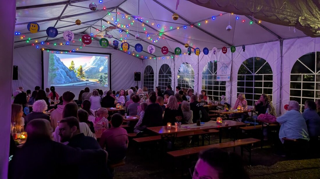 Wernberg-Köblitz. Die Open-Air-Filmnächte 2025 waren ein voller Erfolg und haben zahlreiche Besucher in den Garten des evangelischen Gemeindehauses gelockt. Besonders die liebevolle Dekoration verwandelte das Gelände in eine stimmungsvolle Kulisse und sorgte für eine gemütliche Atmosphäre, in der sich Groß und Klein rundum wohlfühlen konnten.