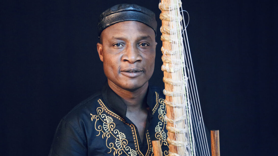 Speinshart. Am Sonntag, 22. Juni um 16.00 Uhr findet im Klosterinnenhof ein Open-Air-Konzert mit dem afrikanischen Weltmusiker Adjiri Odametey statt. Odametey ist bekannt für seine Verbindung von Kulturen durch Musik, und das Konzert verspricht ein entspannendes Sommererlebnis zu werden.