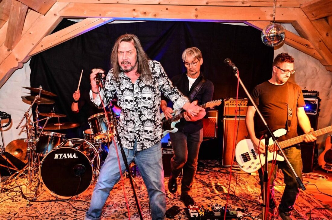 Erbendorf. Erbendorf. Das Bürgerhaus Erbendorf wurde am Wochenende zum Treffpunkt für Musikliebhaber: oben Live-Acts von Jazz bis Rock, unten DJ-Stage mit Vinyl und Visuals. Rund 100 Gäste feierten, tanzten und nutzten die offene Bühne; 2026 ist eine Wiederholung geplant.