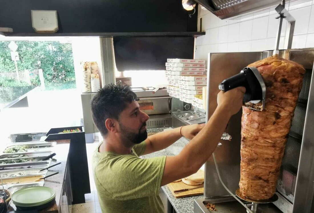 Eslarn. Goran Joli, ein syrischer Kurde, fand nach seiner Flucht und Jahren als Dönerverkäufer in Deutschland den Weg in die Selbstständigkeit mit einem eigenen Döner-Imbiss. Er schreibt auch Kurzgeschichten und Gedichte, um seine Erlebnisse und die neue Freiheit ohne Krieg zu verarbeiten.