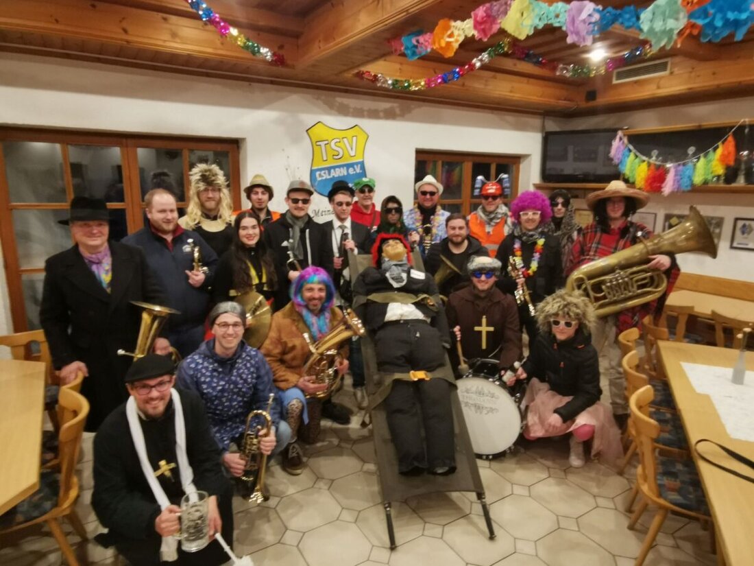 Eslarn. Der Faschingseingraben, ein traditionelles Ereignis in Eslarn, begann mit einem feierlichen Akt, bei dem "Prinz Bernd I." schließlich symbolisch verbrannt wurde. Die Jesse-James-Band führte das Faschingsvolk an, das den Abschied ihres Prinzen mit einem gemütlichen Beisammensein im Sportheim ausklingen ließ.