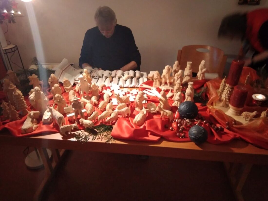 Eslarn. Der Weihnachtsbasar der Kolpingsfamilie lockte mit Adventkränzen und einem umfangreichen Angebot viele Besucher an. Nikolaus überraschte die Kinder mit Geschenken.