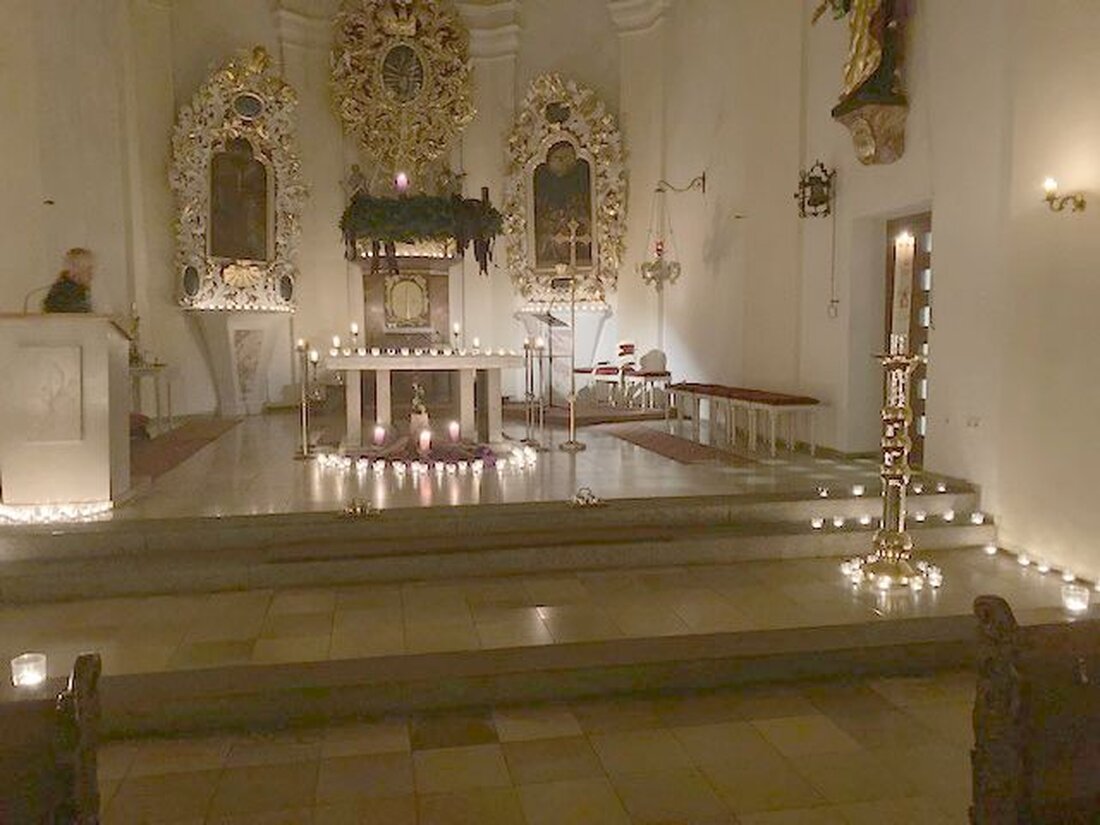 Eslarn. Über 600 Sterne zieren die Pfarrkirche "Mariä Himmelfahrt" in der Adventszeit, inspiriert von Nicola Hummer und erstellt von Ministranten und Gemeindemitgliedern. Nach der Lichterrorate verwöhnte der katholische Frauenbund mit einem vielfältigen Frühstücksbuffet.