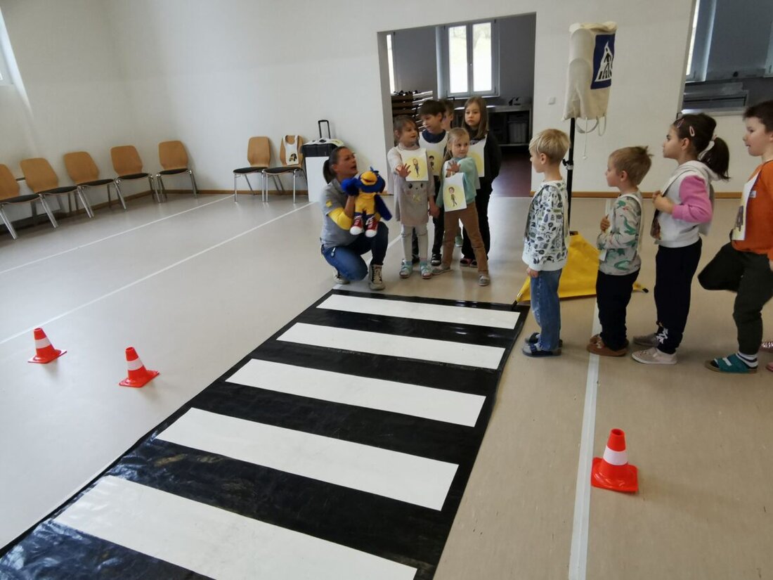 Eslarn. Grundschüler lernten in einem zweistündigen Programm spielerisch Verkehrsregeln.