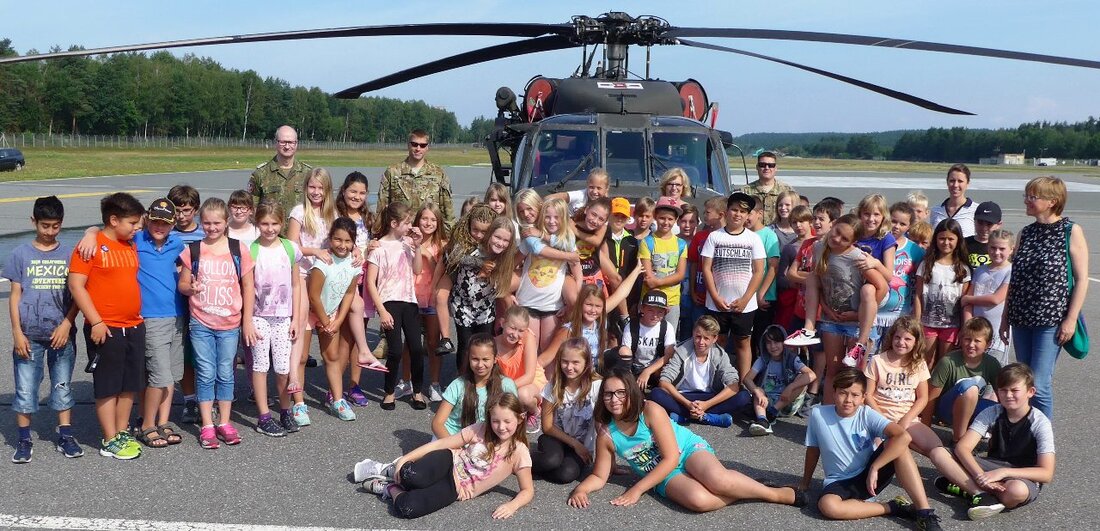 Grafenwöhr. Mit Hubschraubern, Fire-Trucks und dem Wasserturm gabs für die Schülerinnen und Schüler der vierten Klassen viel zu sehen und zu erleben. Mit ihren Klassenleiterinnen Doris Schregelmann, Gabriele Bodner und [&hellip;]